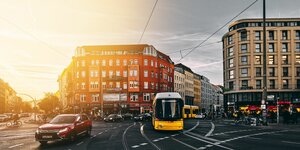 Häuser und Straßenbahn in Berlin im Sonnenschein