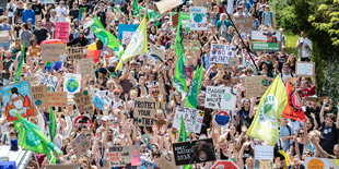 Viele Menschen mit bunten Plakaten und Transparenten auf einer Demo