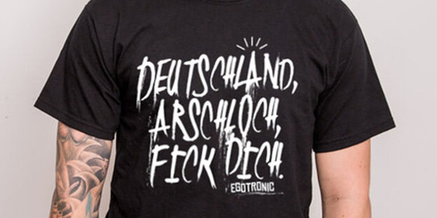 Schwarzes T-Shirt mit weißer Aufschrift: "Deutschland, Arschloch, Fick dich."