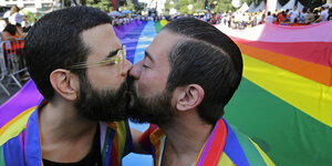 Zwei Teilnehmer der Gay Pride in Sao Paulo küssen sich