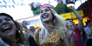 Zwei Frauen in der Menge von Menschen, sie lachen und feiern den Sieg ihres KAndidaten Ekrem Imamoglu