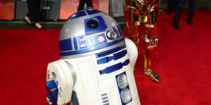Roboter R2-D2 auf dem roten Teppich