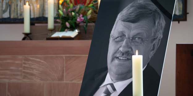 Ein Portrait vom ermordeten Kasseler Regierungspräsidenten W. Lübcke (CDU) steht beim Friedensgottesdienst ·