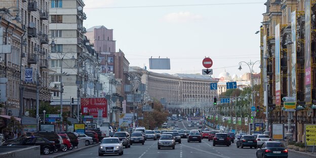 Auf einer Straße in Kiew fahren Autos