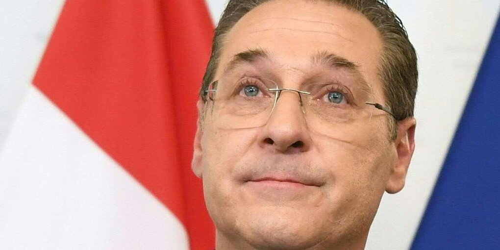 Mann mit aufgerissenen, feuchten Augen. Nahaufnahm von Heinz-Chrsitian Strache