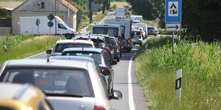 Autos stauen sich auf einer ländlichen Straße