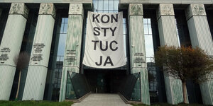 Über dem Haupteingang des Obersten Gerichts in Warschau hängt ein Banner mit der Aufschrift «Konsytucja» (Verfassung)