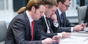 Jochen Beekhuis sitzt während der Landtagssitzung im Landtag und beschäftigt sich mit seinem Handy..