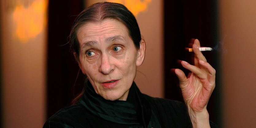 Pina Bausch mit einer Zigarette in der Hand