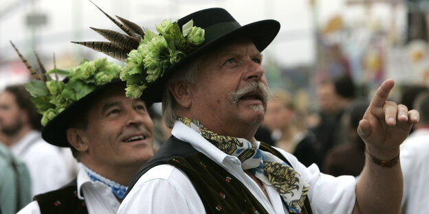 Zwei Männer mit traditionellen Hüten