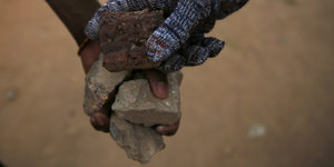 Hände halten Steine