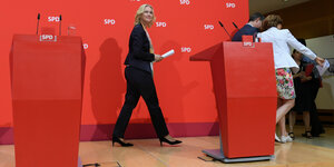 Die drei SPD-Vorsitzenden verlassen ein Podium