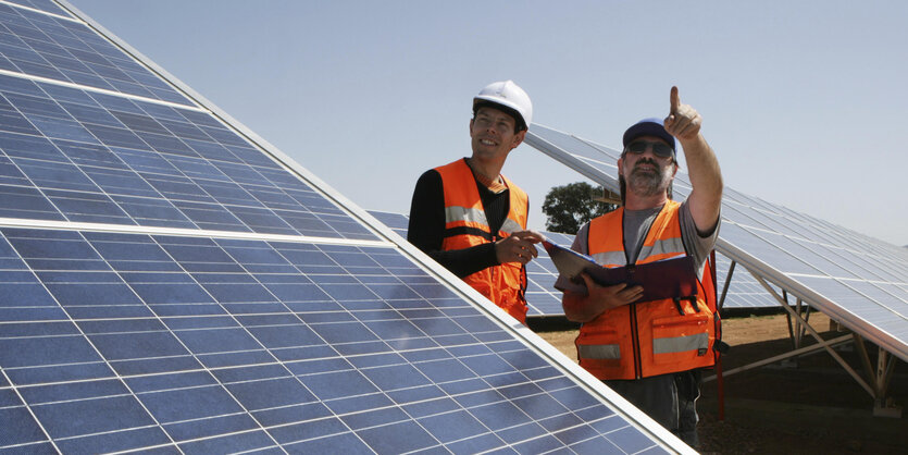 Arbeiter im Solarstromkraftwerk Beneixama