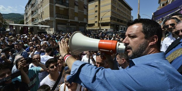 Minister Matteo Salvini bei einer Demonstration in Italien