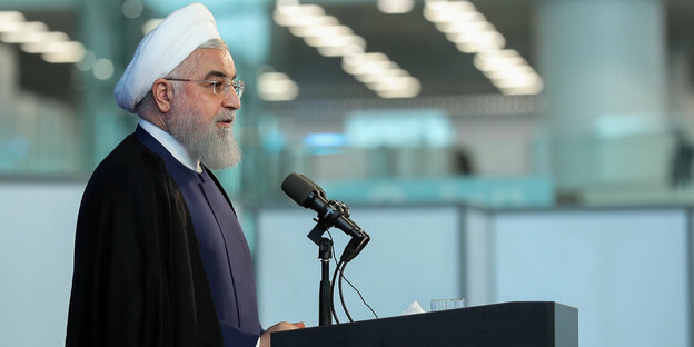 Hassan Ruhani an einem Rednerpult