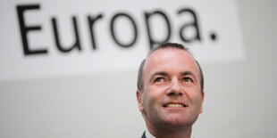 Manfred Weber vor einem Europa-Schriftzug