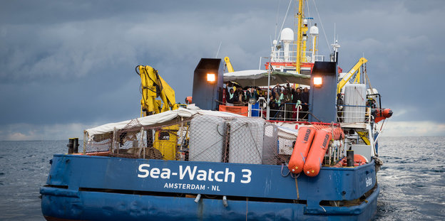 Das zivile Seenotrettungsschiff "Sea-Watch 3" mit Besatzung und Geretteten auf See im Januar 2019