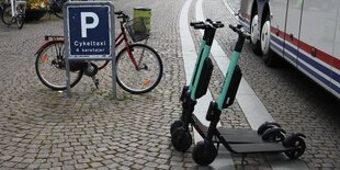 E-Scooter stehen am Straßenrand