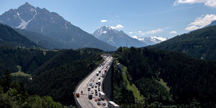 Autos auf der einer Autobahn im Hochgebirge