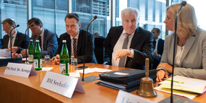 Horst Seehofer und weitere PolitikerInnen sitzen an einem Tisch