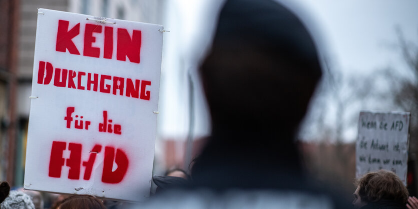 Demonstranten halten ein Plakat "Kein Durchgang für die AfD" hoch