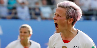 Rapinoe schreit auf dem Spielfeld