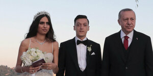 Mesut Özil, seine Frau Amine Gülse und Erdogan bei der Hochzeit