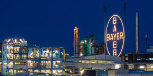 Das Bayer-Werk in Leverkusen bei Nacht