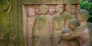 Denkmal aus Stein mit Silhouetten von Frauen