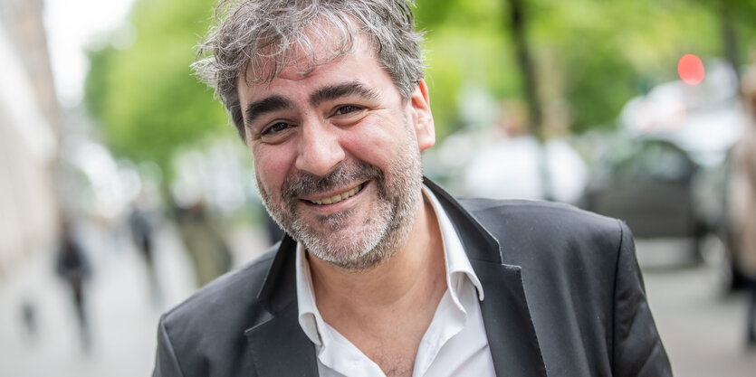 Deniz Yücel, lachend