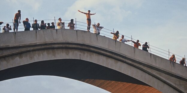 Jemand springt von einer Brücke