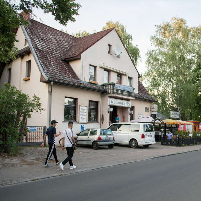 Der Kladower Hof von außen - hier tagt gerade der SPD-Kreisverband Spandau, Abteilung Gatow-Kladow