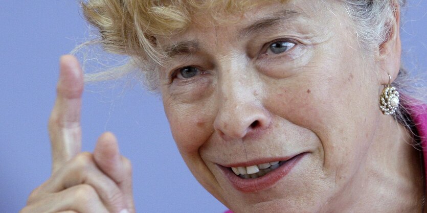 Gesine Schwan mit erhobenen Zeigefinger