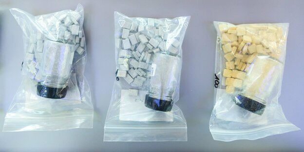 Drei durchsichtige Plastiktüten mit ganz vielen Pillen - Ecstasy