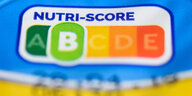 Auf einer Packung Joghurt ist der sogenannte «Nutri-Score» zu sehen.