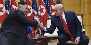 Nordkoreas Machthaber Kim und US-Präsident Trump schütteln die Hände