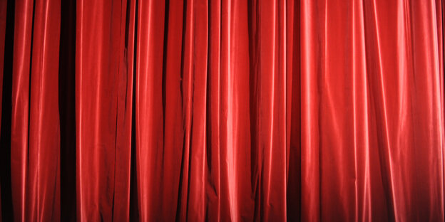 Ein geschlossener roter Theatervorhang