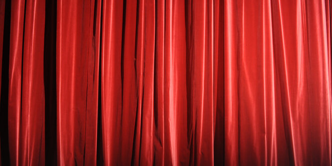 Ein geschlossener roter Theatervorhang