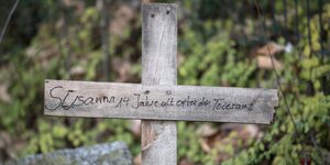 Einfaches Holzkreuz mit Inschrift 