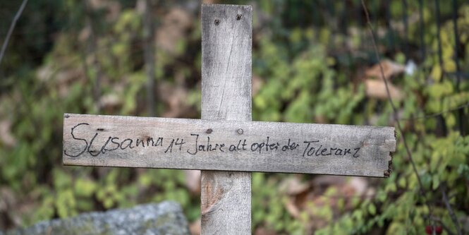 Einfaches Holzkreuz mit Inschrift "Opfer der Toleranz"