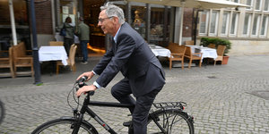 Carsten Sieling, Bürgermeister und Spitzenkandidat der SPD, fährt mit dem Fahrrad durch die Innenstadt