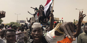 Demonstranten nehmen an einem Massenprotest in den Straßen von Khartum teil