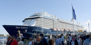 Das Kreuzfahrtschiff "Mein Schiff 4" liegt am ersten Tag der Kieler Woche am Ostseekai.