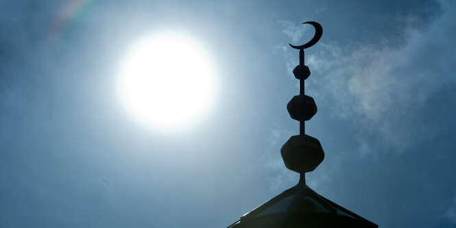 Der Halbmond auf dem Minarett der Abubakr Moschee