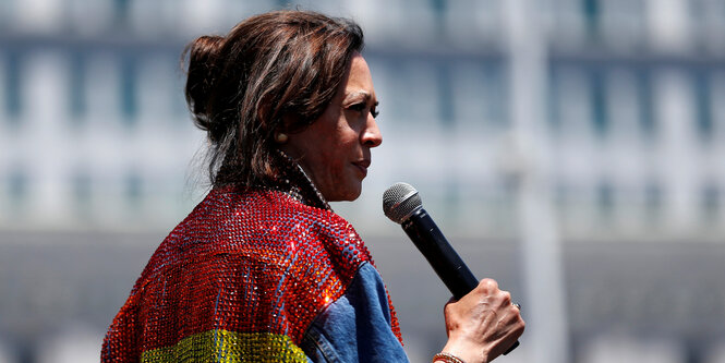 Kamala Harris spricht in ein Mikrofon