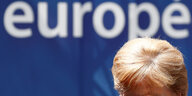 Merkels Haarschopf, darüber der Schriftzug "europe"