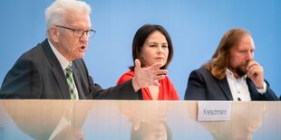 Winfried Kretschmann (l-r, Bündnis90/Die Grünen), Ministerpräsident von Baden-Württemberg, Annalena Baerbock, Bundesvorsitzende von Bündnis 90/Die Grünen, und Anton Hofreiter, Fraktionsvorsitzender von Bündnis 90/Die Grünen, auf einer Pressekonferenz.