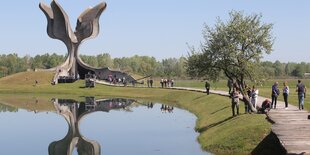 Riesige Skulptur und ein See mit Wiese