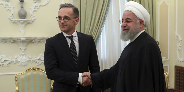 Heiko Maas schüttelt Hassan Rohani in Teheran die Hand