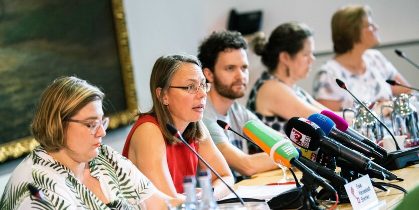 Die Vertreterinnen und Vertreter von SPD, Grünen und Linken geben eine Pressekonferenz im Bremer Rathaus.